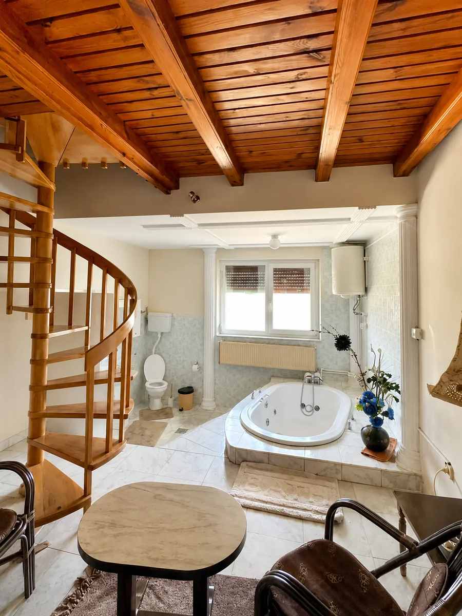 Kupatilo apartmana u Vili Oazi sa ugaonom kadom
